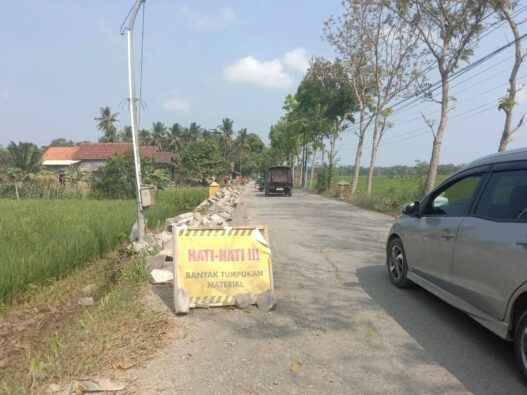 Pengguna Keluhkan Jalan Kejayan Bocor