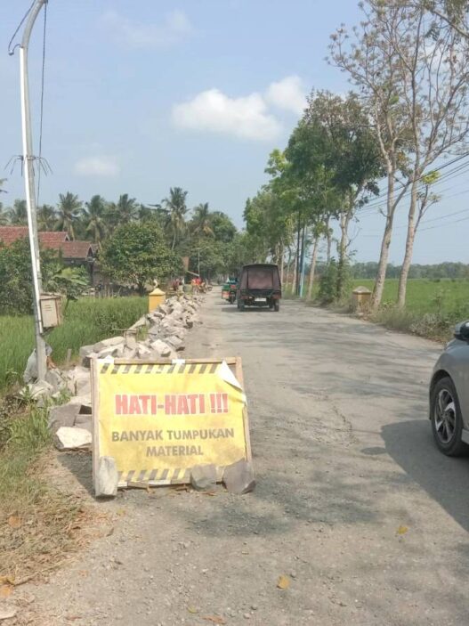 Pengguna Keluhkan Jalan Kejayan Bocor