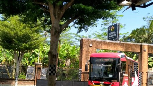 Penumpang Trans Banyumas Turun