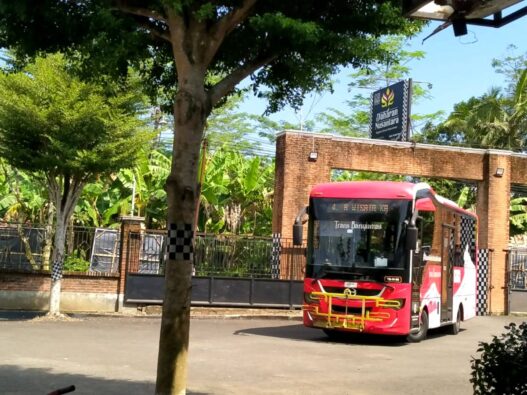 Penumpang Trans Banyumas Turun