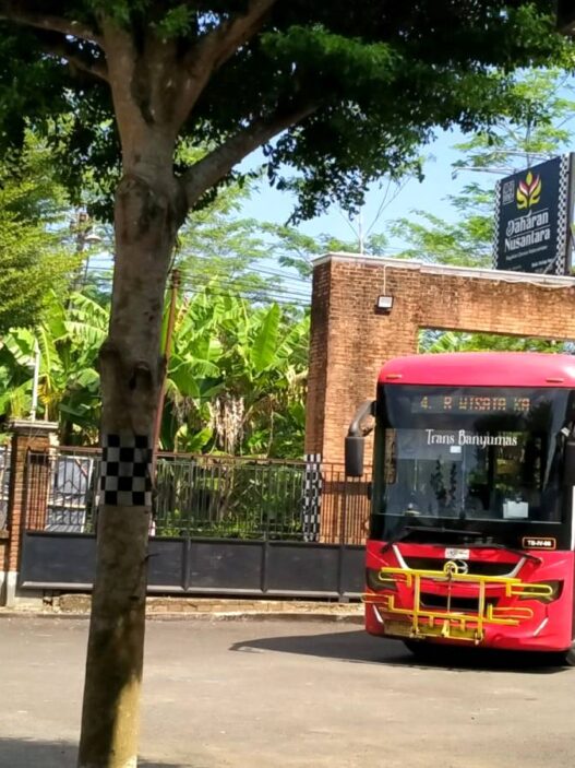 Penumpang Trans Banyumas Turun