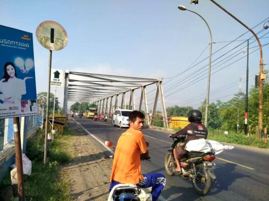 Penutupan Jembatan Serayu Diuji Coba