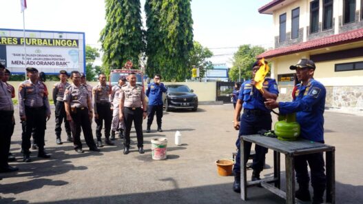 Polisi dan Warga Ikuti Pelatihan Damkar