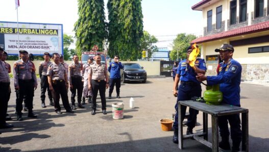 Polisi dan Warga Ikuti Pelatihan Damkar