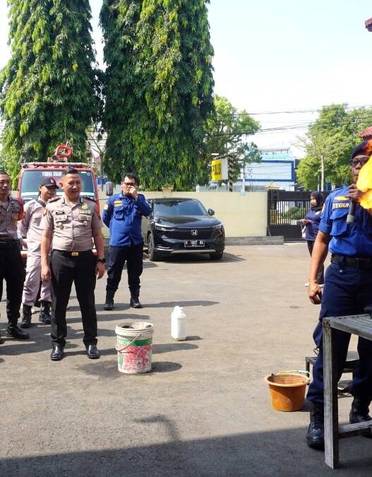 Polisi dan Warga Ikuti Pelatihan Damkar