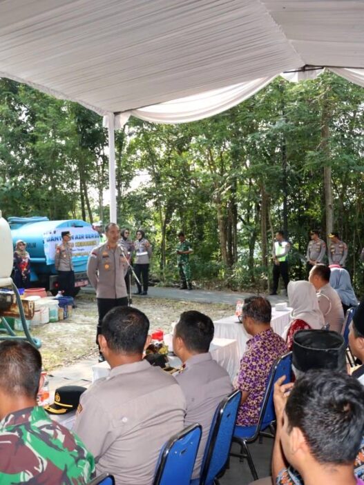 Polres Salurkan 10.000 Liter Air Bersih