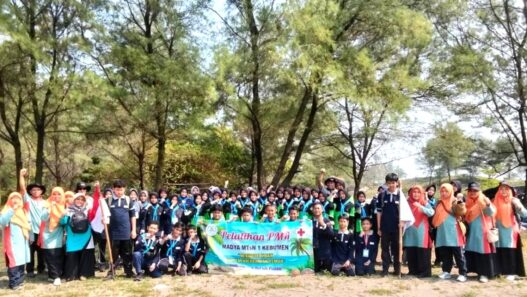 Puluhan Siswa Gelar Aksi Bersih Pantai