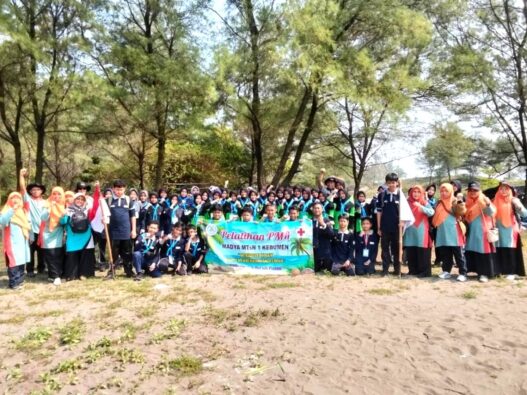 Puluhan Siswa Gelar Aksi Bersih Pantai