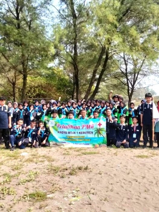 Puluhan Siswa Gelar Aksi Bersih Pantai