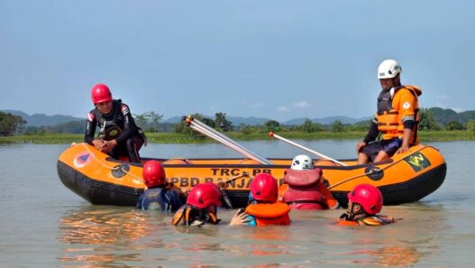 Relawan Bencana Digembleng Kemampuan Water Rescue