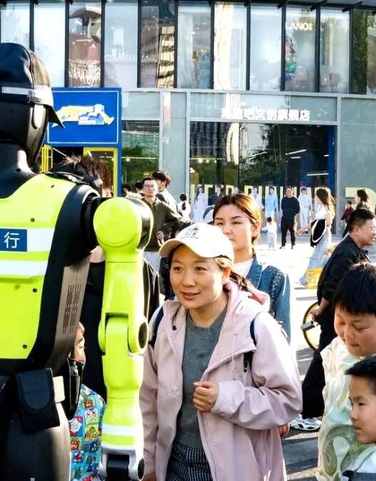 Robot Polisi Lalu Lintas Mulai Bertugas