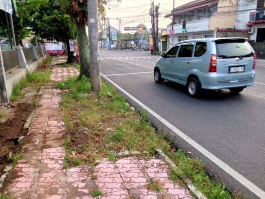 Rotoar Kota Makin Rusak