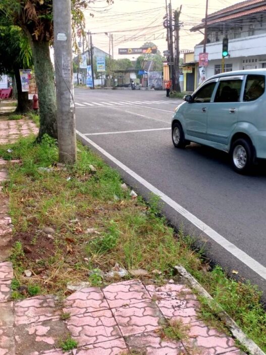 Rotoar Kota Makin Rusak