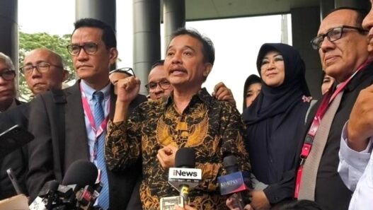 Roy Suryo dan Dokter Tifa Tak Ditahan
