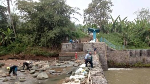 Saluran Irigasi Rusak Diperbaiki