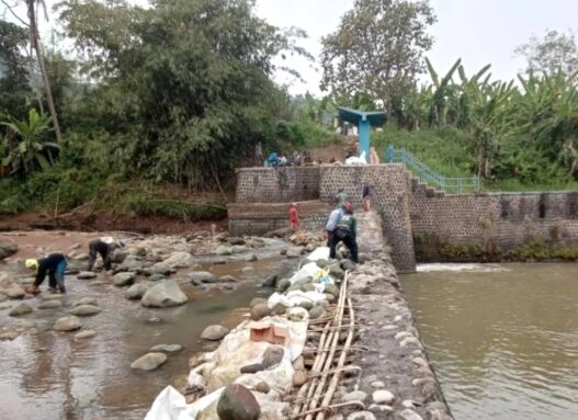 Saluran Irigasi Rusak Diperbaiki