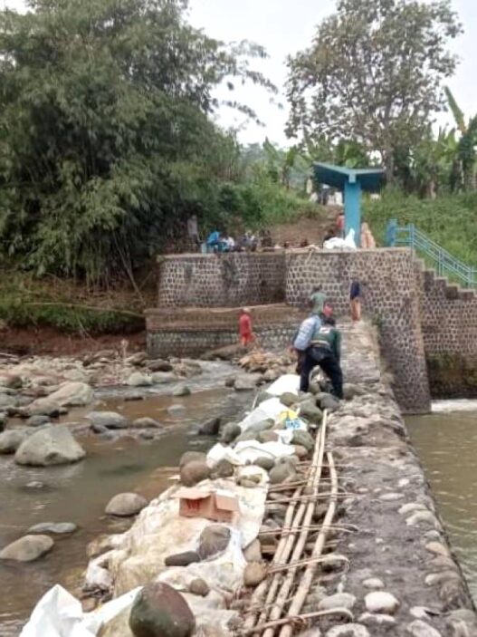 Saluran Irigasi Rusak Diperbaiki