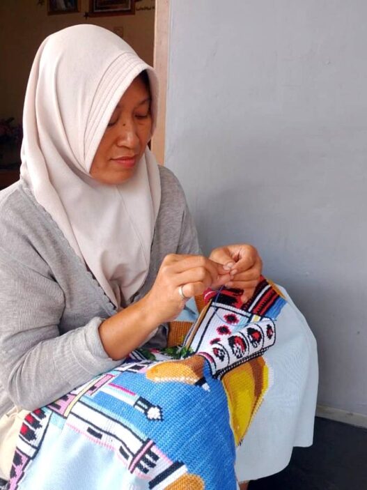 Setia Menyulam Kesabaran, Saat Gawai Merebut Perhatian