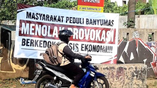 Spanduk Misterius Muncul di Simpang Harso Parno