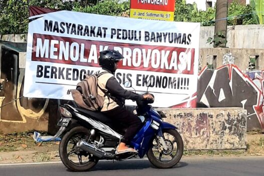 Spanduk Misterius Muncul di Simpang Harso Parno