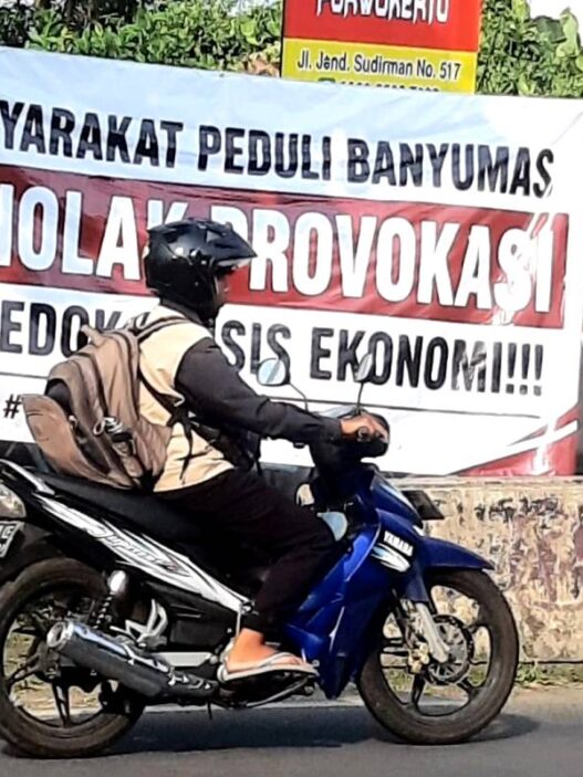 Spanduk Misterius Muncul di Simpang Harso Parno