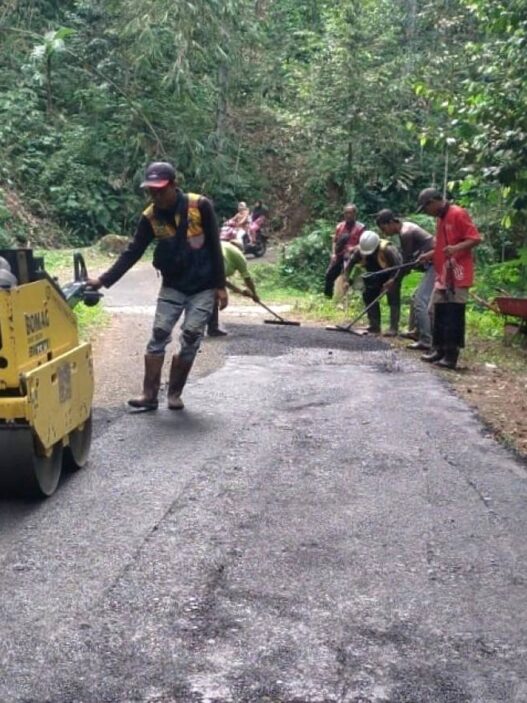 Stok Aspal Menipis, Tambal Jalan Tersendat