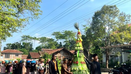 Takir dan Gunungan Hasil Bumi Meriahkan Grebeg Sura