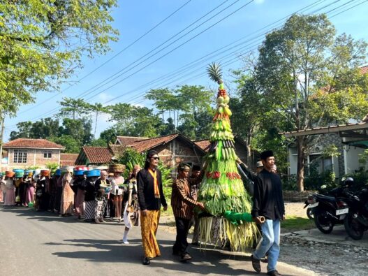 Takir dan Gunungan Hasil Bumi Meriahkan Grebeg Sura