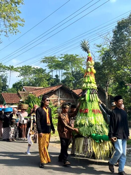 Takir dan Gunungan Hasil Bumi Meriahkan Grebeg Sura