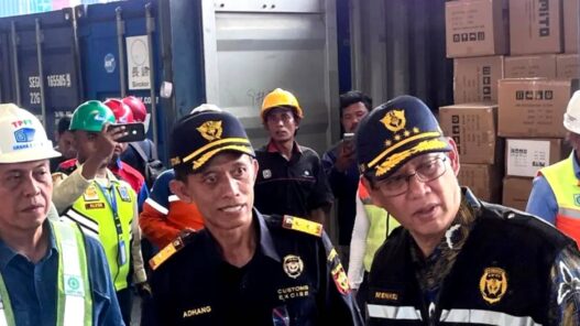 Tiga Ribu Kontainer Menumpuk di Pelabuhan
