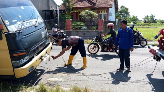 Truk Boks Terperosok di Galian Kabel