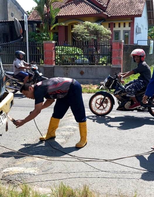 Truk Boks Terperosok di Galian Kabel
