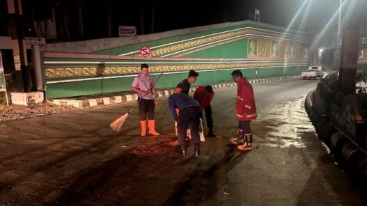 Tumpahan Solar Ancam Pengendara
