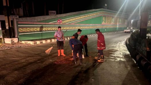 Tumpahan Solar Ancam Pengendara