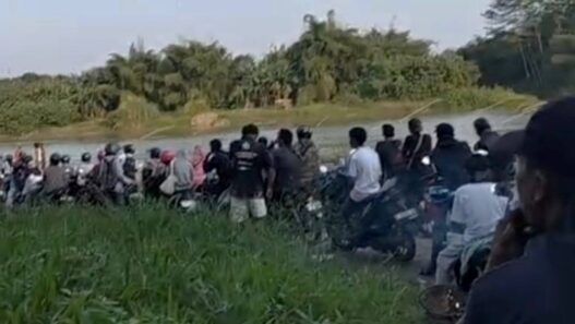 Warga Antre Perahu Demi Hemat Waktu