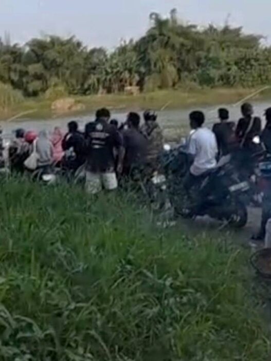 Warga Antre Perahu Demi Hemat Waktu