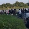 Warga Antre Perahu Demi Hemat Waktu