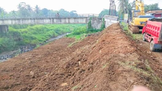 Warga Keluhkan Akses Bantuan Eskavator Saat Bencana