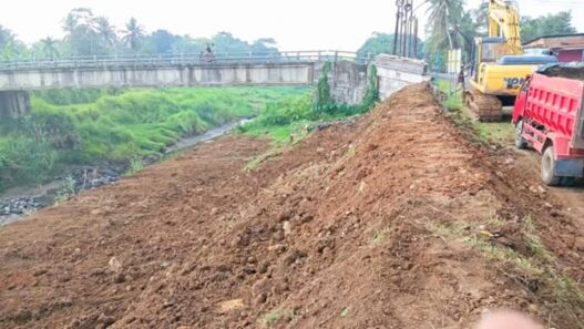 Warga Keluhkan Akses Bantuan Eskavator Saat Bencana