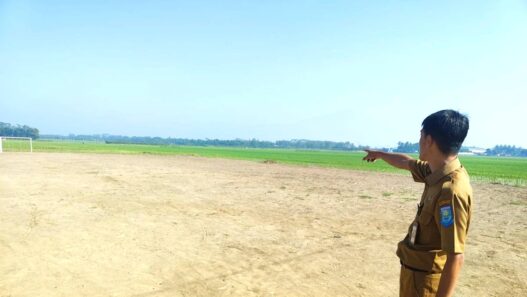 Warga Kembangan Nikmati Lapangan Baru