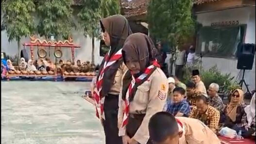 100 Siswa Terima Sepatu Baru