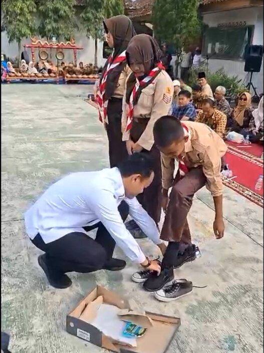 100 Siswa Terima Sepatu Baru