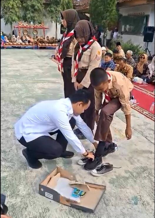 100 Siswa Terima Sepatu Baru
