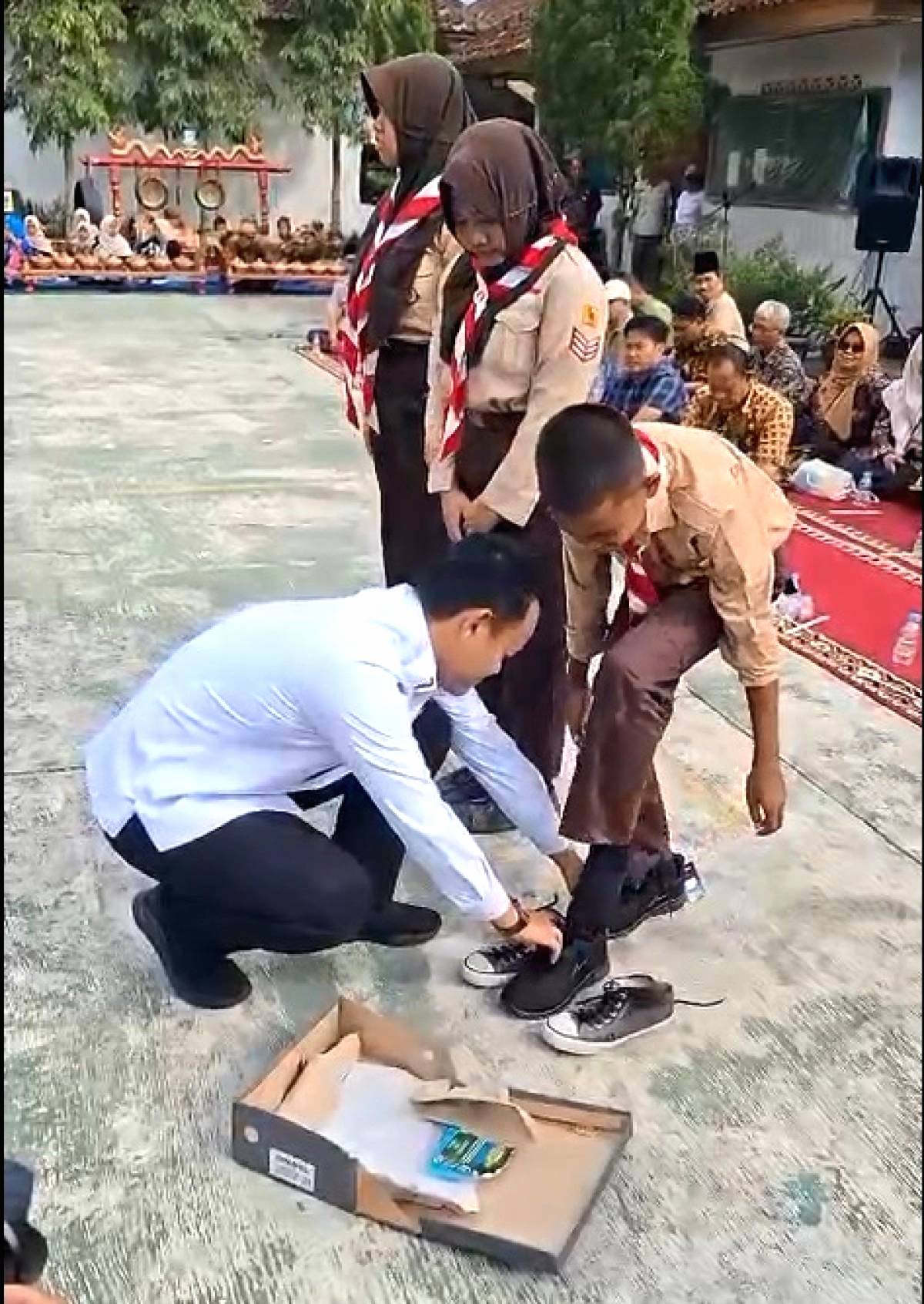100 Siswa Terima Sepatu Baru