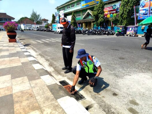 21 Grill Drainase Alun alun Diganti
