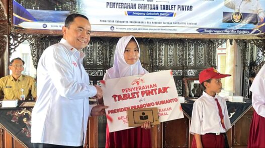 250 Tablet Pintar dan Kacamata AI Disalurkan