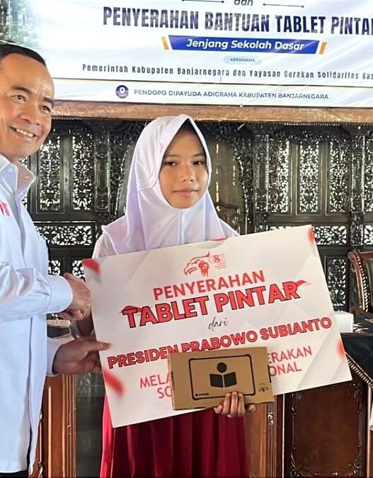 250 Tablet Pintar dan Kacamata AI Disalurkan