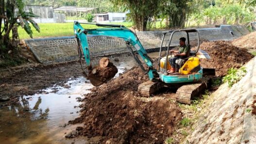 300 Kubik Sedimen Bendung Julang Diangkat
