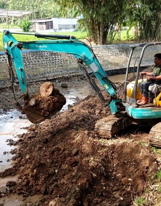 300 Kubik Sedimen Bendung Julang Diangkat