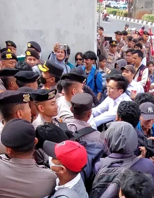 Aksi BEM KSI di Depan Kejagung Ricuh